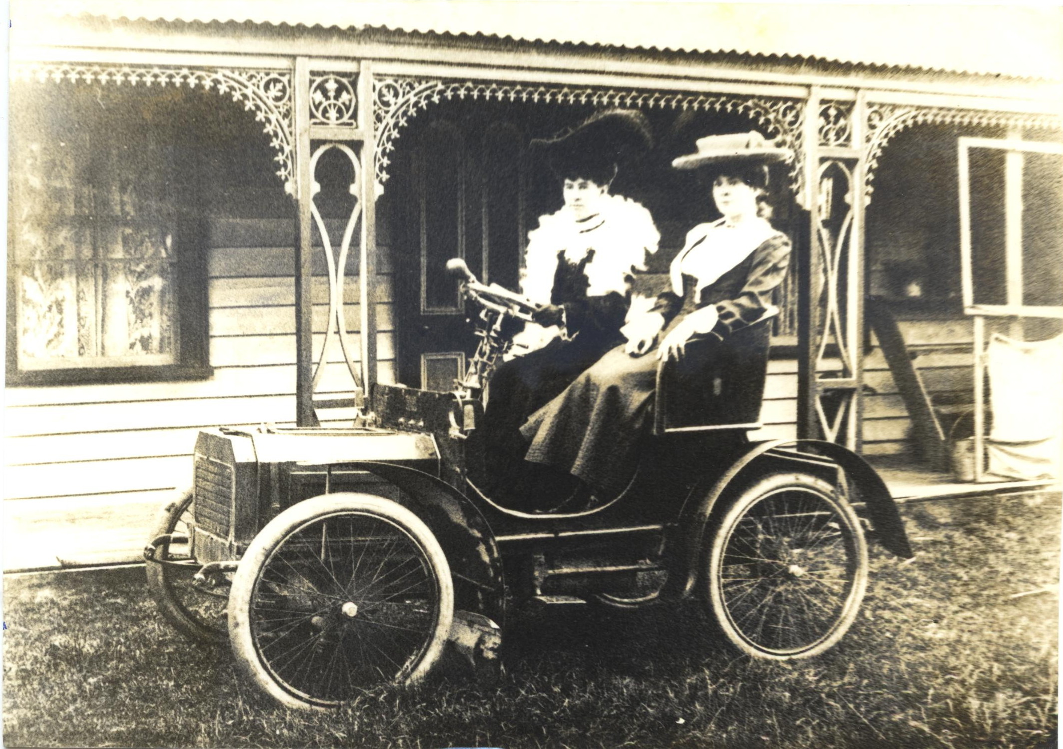 Cowens sisters in Alexander Moderate's car